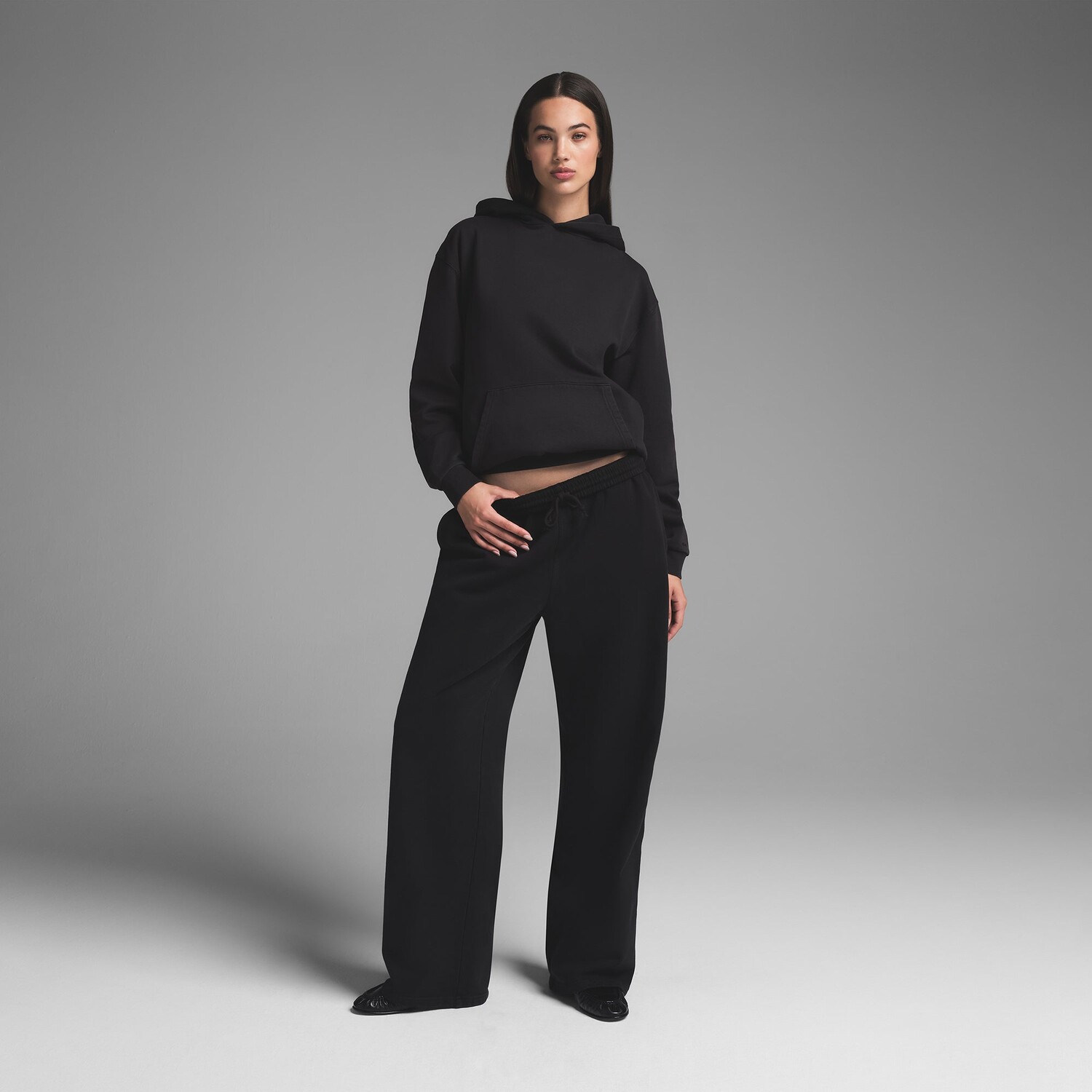 

Прямые брюки SKIMS, цвет washed onyx