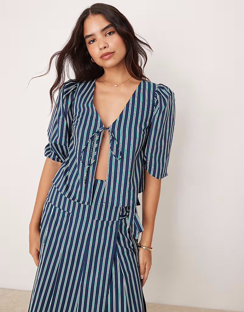 

Гламурная блузка с объемными рукавами и завязкой спереди в зеленую полоску Glamorous