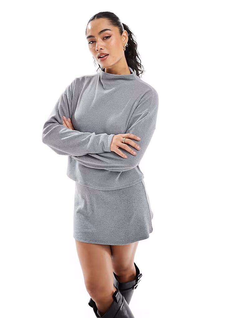 

Топ Miss Selfridge с открытыми плечами и воротником-стойкой в рубчик, серый