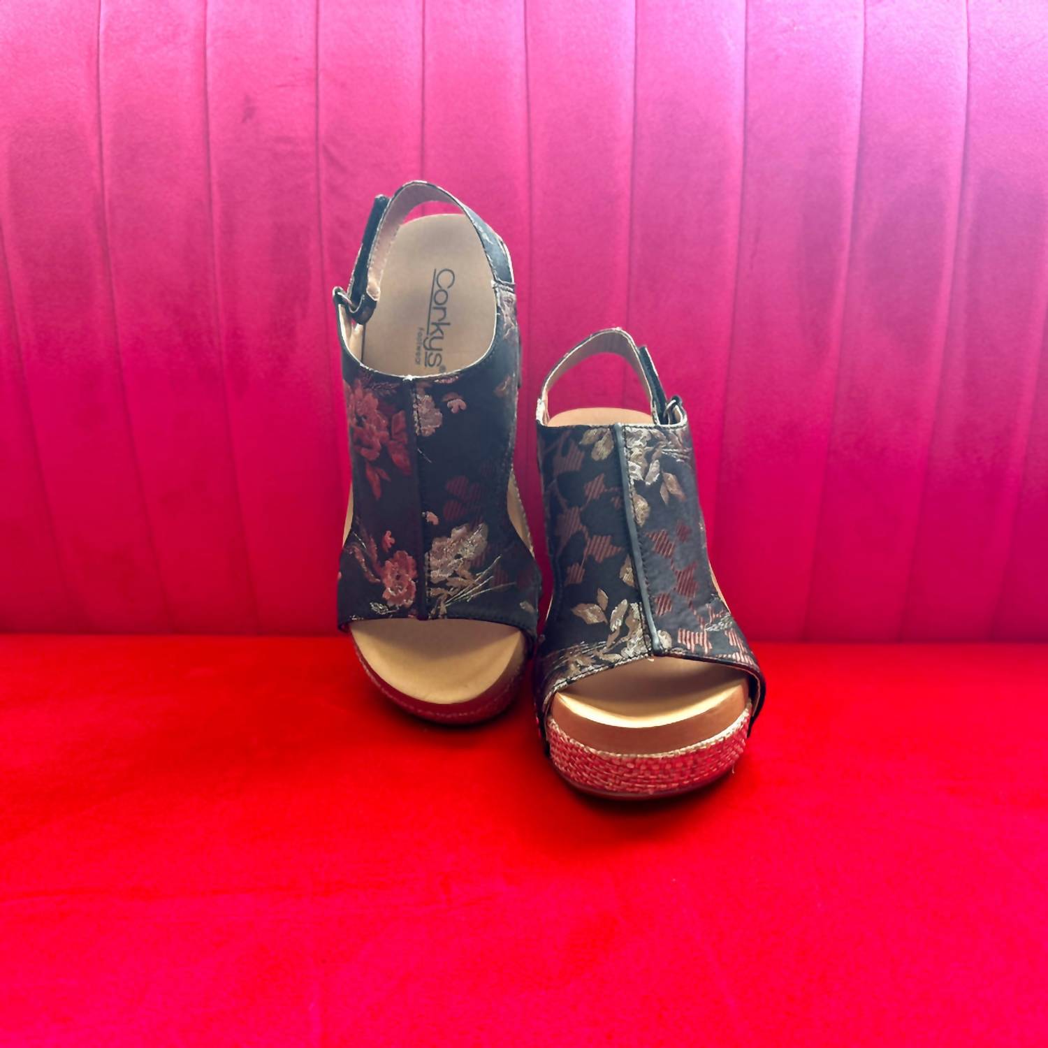 Женские босоножки Carley на клинье в черно-бежевом цветочном принте Corkys Footwear — фото 4