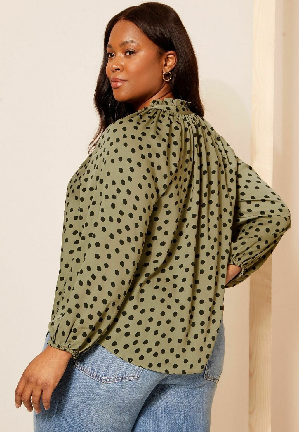 

Блуза LONG SLEEVE NECK REGULAR FIT Curves Like These, зеленый