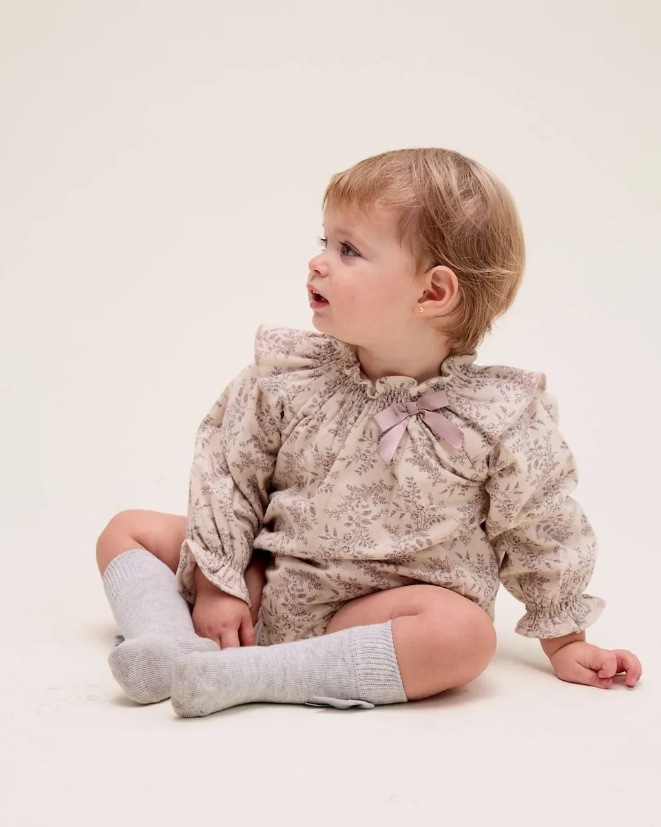 

Детский комбинезон с листочным принтом и декоративным бантиком Dadati, бежевый