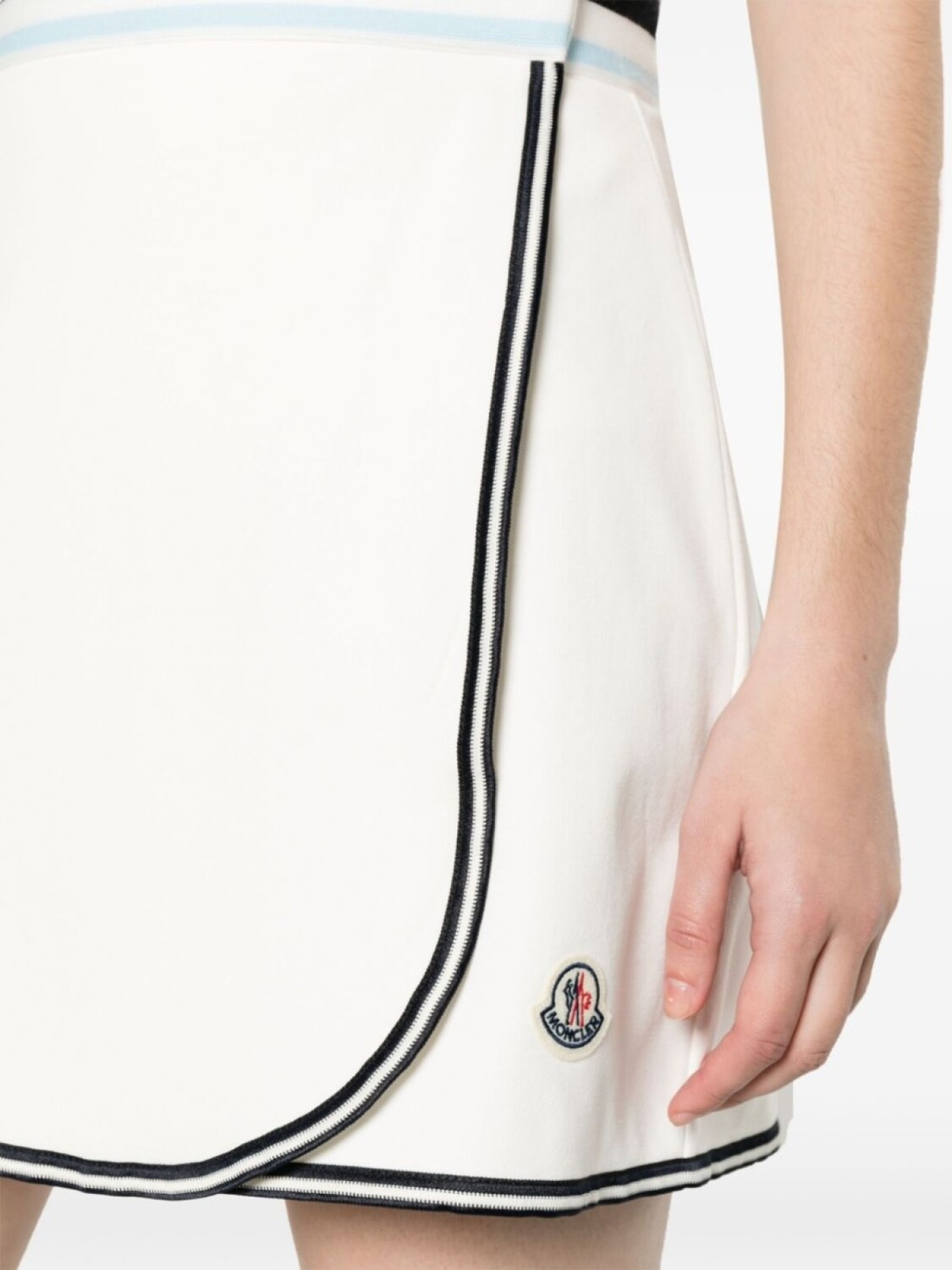Moncler мини-юбка с запахом и нашивкой-логотипом, белый — фото 4