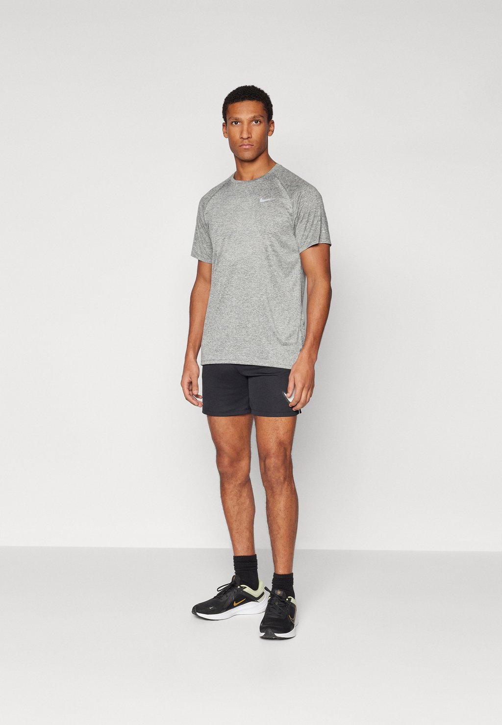 Спортивная футболка STRIDE Nike Performance, серый — фото 2