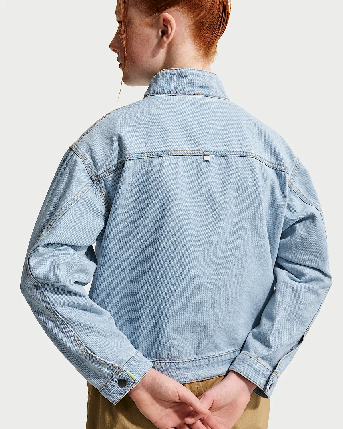 Детская джинсовая куртка Nike Sportswear Collection Windrunner, Light Armory Blue/Light Armory Blue/Wheat/Light Armory Blue — фото 2