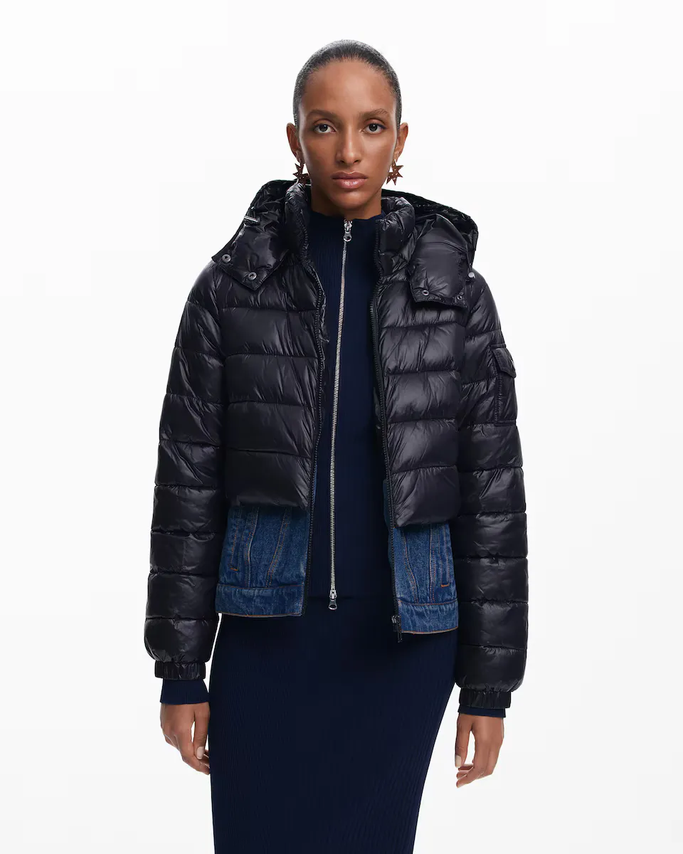 

Женский короткий пуховик в сочетании с капюшоном Desigual, чёрный