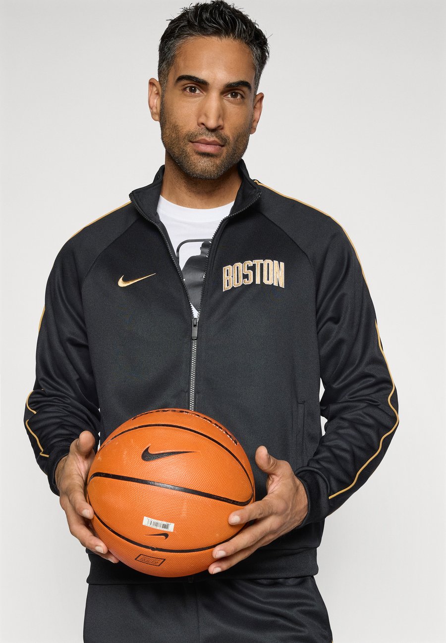 Спортивный костюм Nike Performance BOSTON CELTICS CITY EDITION TRACKSUIT, Black/Club Gold-Coloured/Black — фото 4