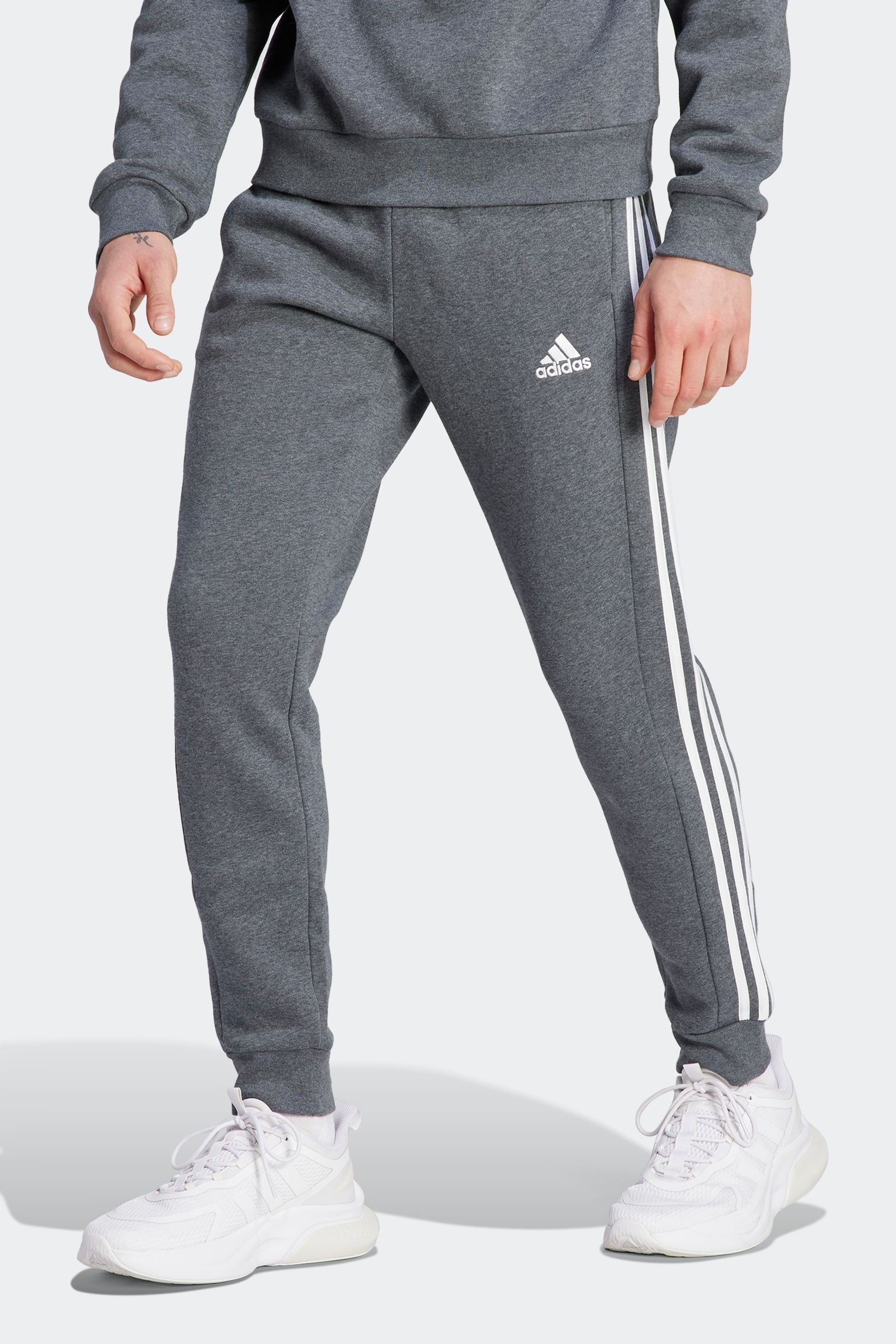 

Флисовые джоггеры Sportswear Essentials с тремя полосками и зауженными манжетами adidas, серый