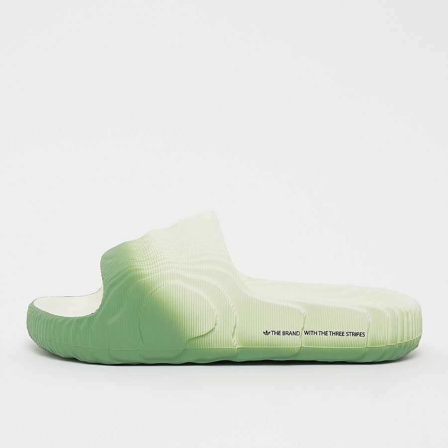 

Шлепанцы adilette 22 Badelatschen adidas Originals, цвет ivory/preloved green/core black