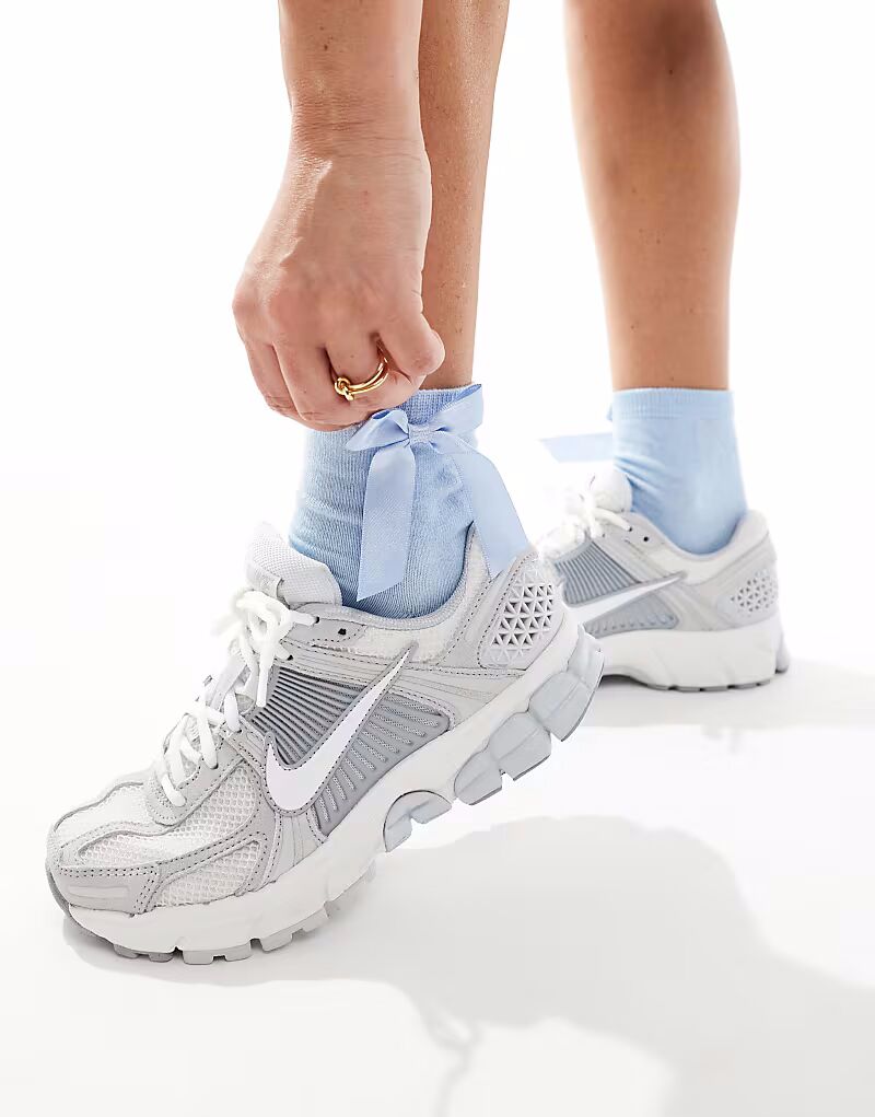 Кроссовки Nike Zoom Vomero 5 серого и белого цветов — фото 4