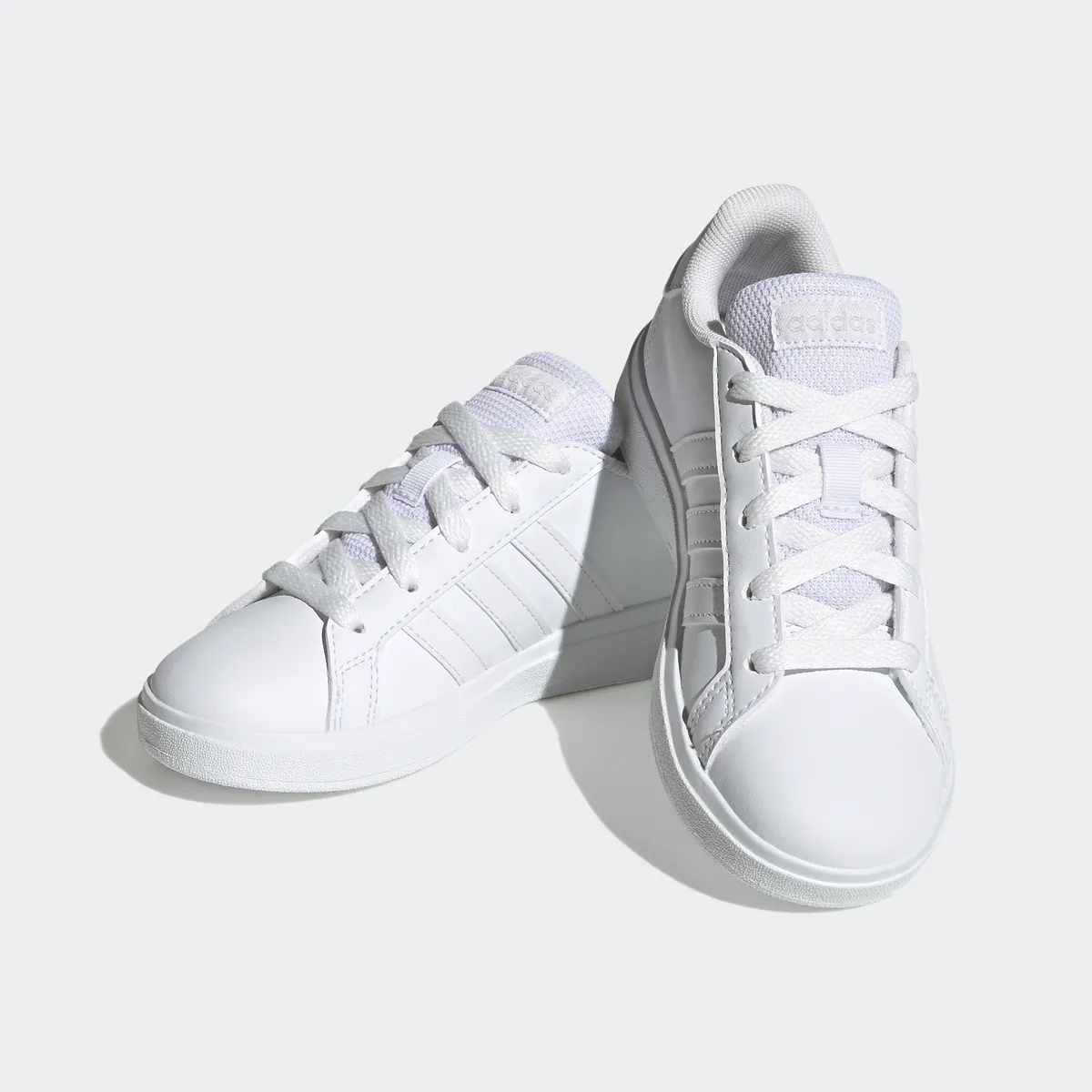 

Кроссовки Adidas Sportswear "GRAND COURT LIFESTYLE TENNIS LACE-UP", дизайн по стопам суперзвезды Adidas, цвет Cloud White / Cloud White / Grey One