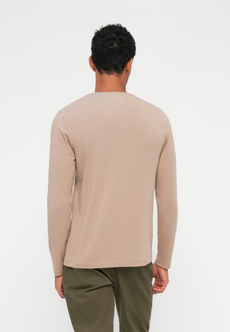 Топ Tommy Hilfiger SLIM FIT LONG SLEEVE TEE, Coastal Taupe/Taupe — фото 3