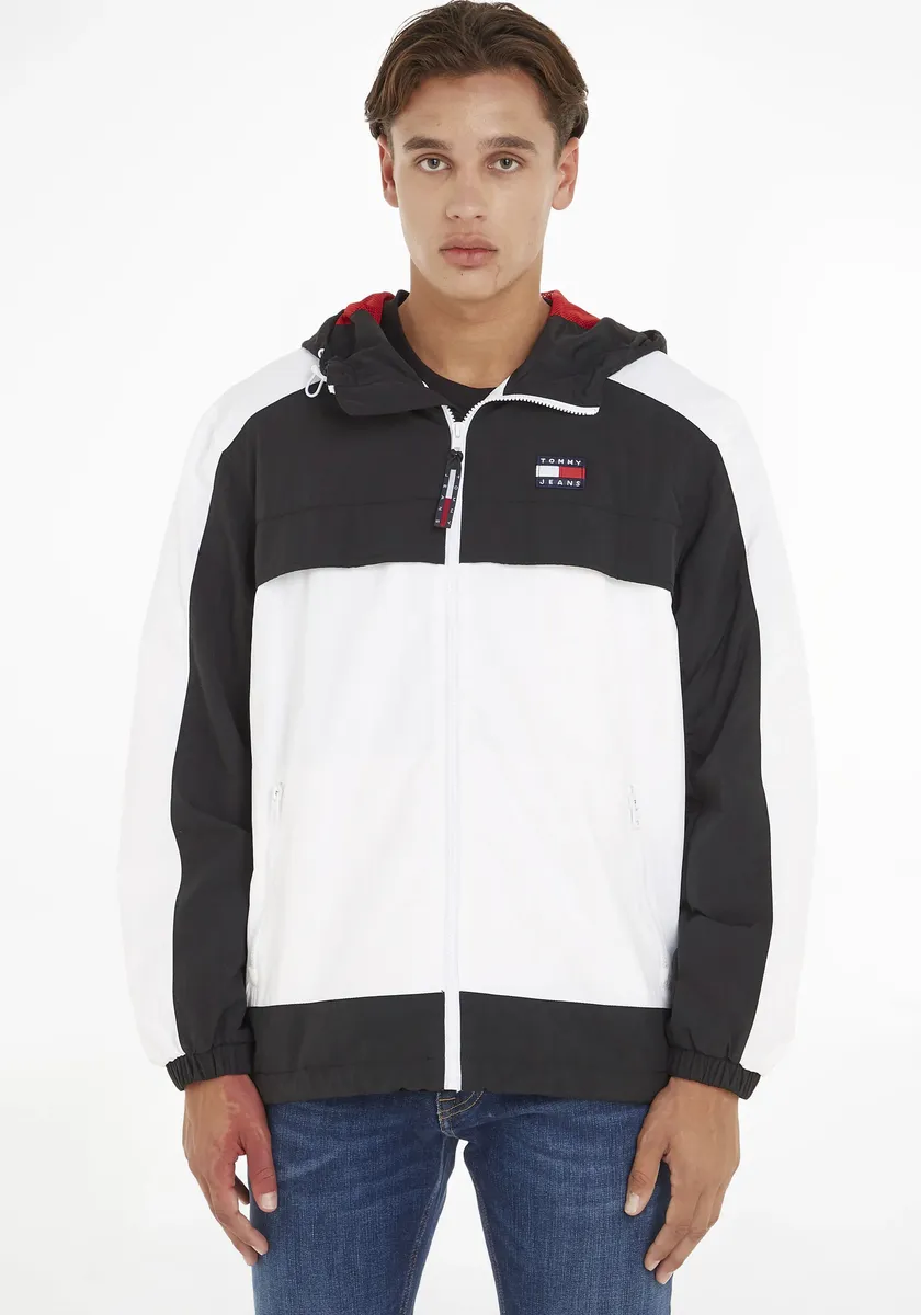 

Ветровка Tommy Jeans "TJM CLBK CHICAGO WINDBREAKER", с капюшоном, в дизайне колор-блоков, малиновый