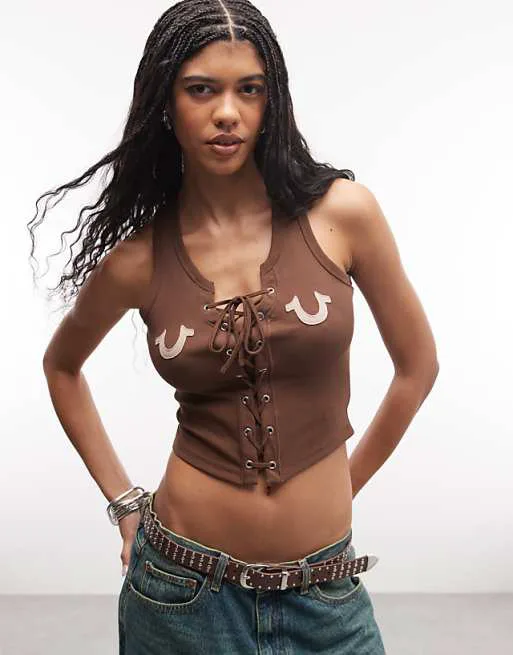 

Топ на шнуровке в рубчик с аппликацией True Religion цвета помадки для фондю