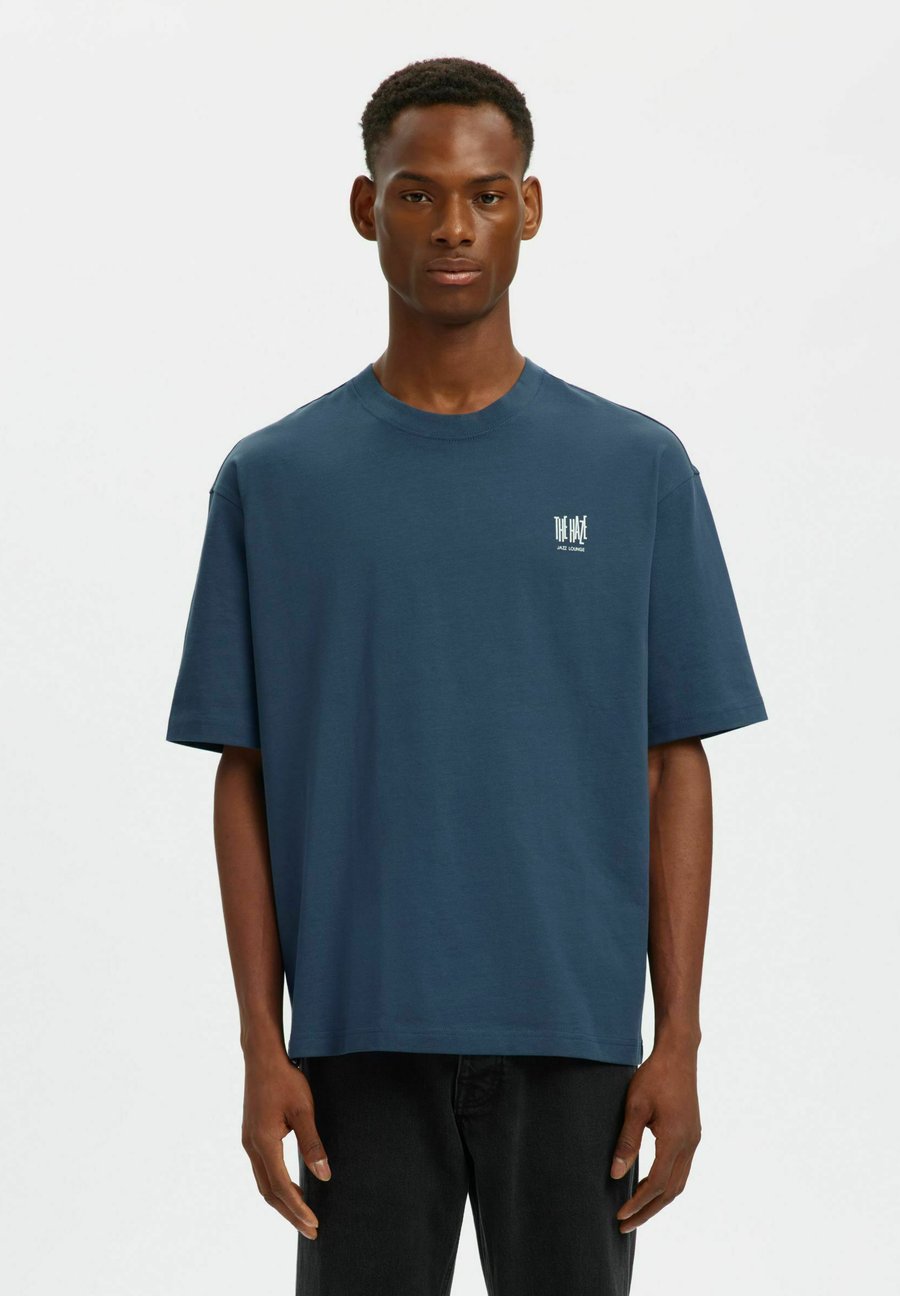 

Футболка Selected Homme SLHRELAXARI GRAPHIC TEE, Key Largo/Dark Blue, Синий, Футболка Selected Homme SLHRELAXARI GRAPHIC TEE, Key Largo/Dark Blue