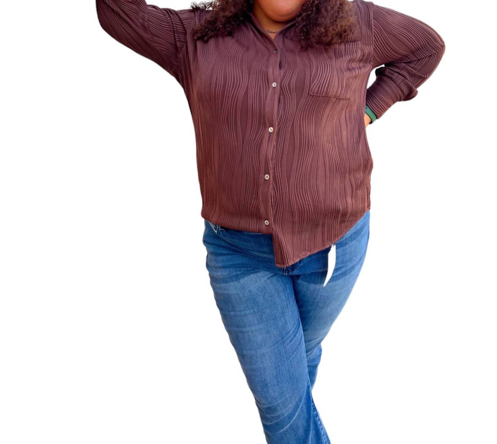 

Bella Solid Textured Long Sleeve Button Up Топ Plus In Chocolate entro