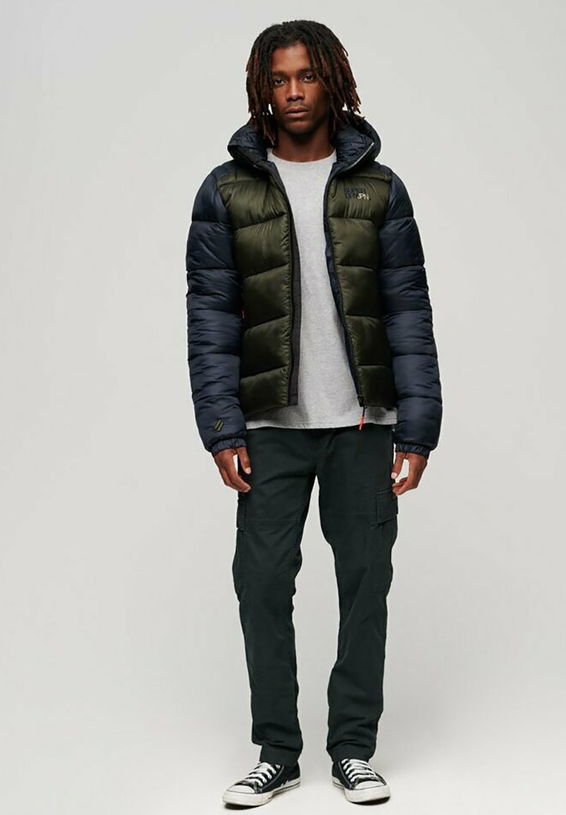 

Куртка Superdry ПУФФ С КАПЮШОНОМ COLOR BLOCK, цвет eclipse navy dark moss