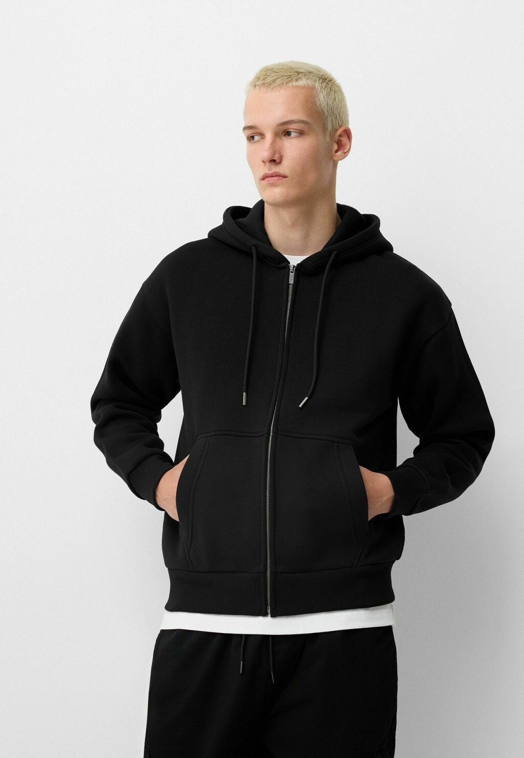 

Толстовка на молнии Bershka, черный