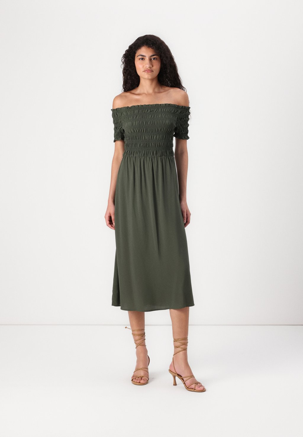 

Повседневное платье OFF SHOULDER MIDI SMOCK VILA, хаки