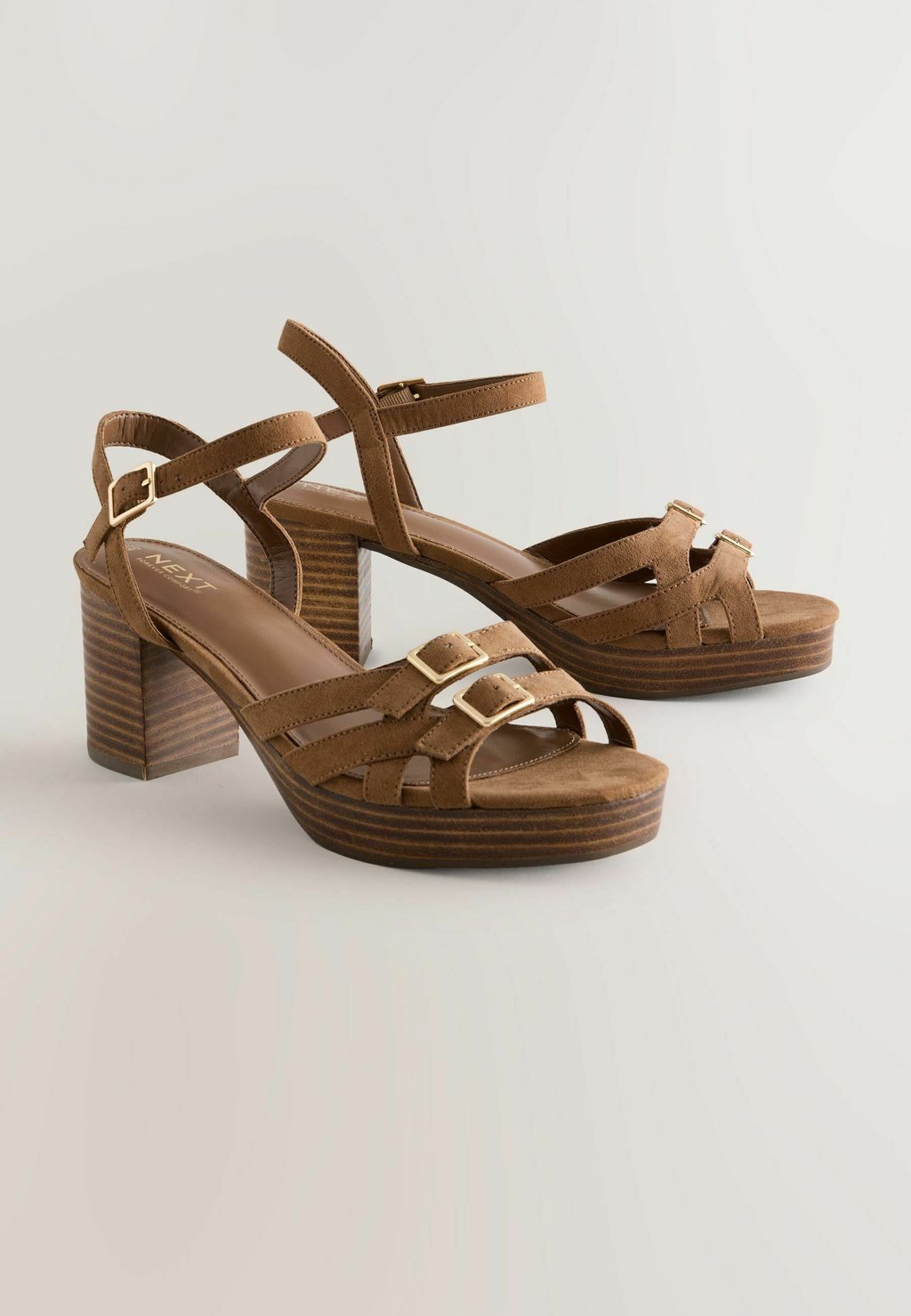 Босоножки на платформе REGULAR FIT - FOREVER COMFORT  ROUND LOW STRAP BUCKLE DETAIL Next, коричневый — фото 2