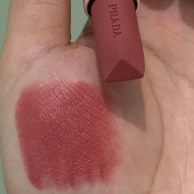 PRADA Нестандартный brown, только в этом цвете, сложенные легкие помады, питательные, легко растушевываются, для тона кожи — фото 3