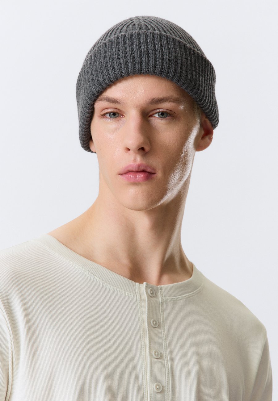 

Шапка Weekday FOLD BEANIE UNISEX, Dark Grey Melange/Grey