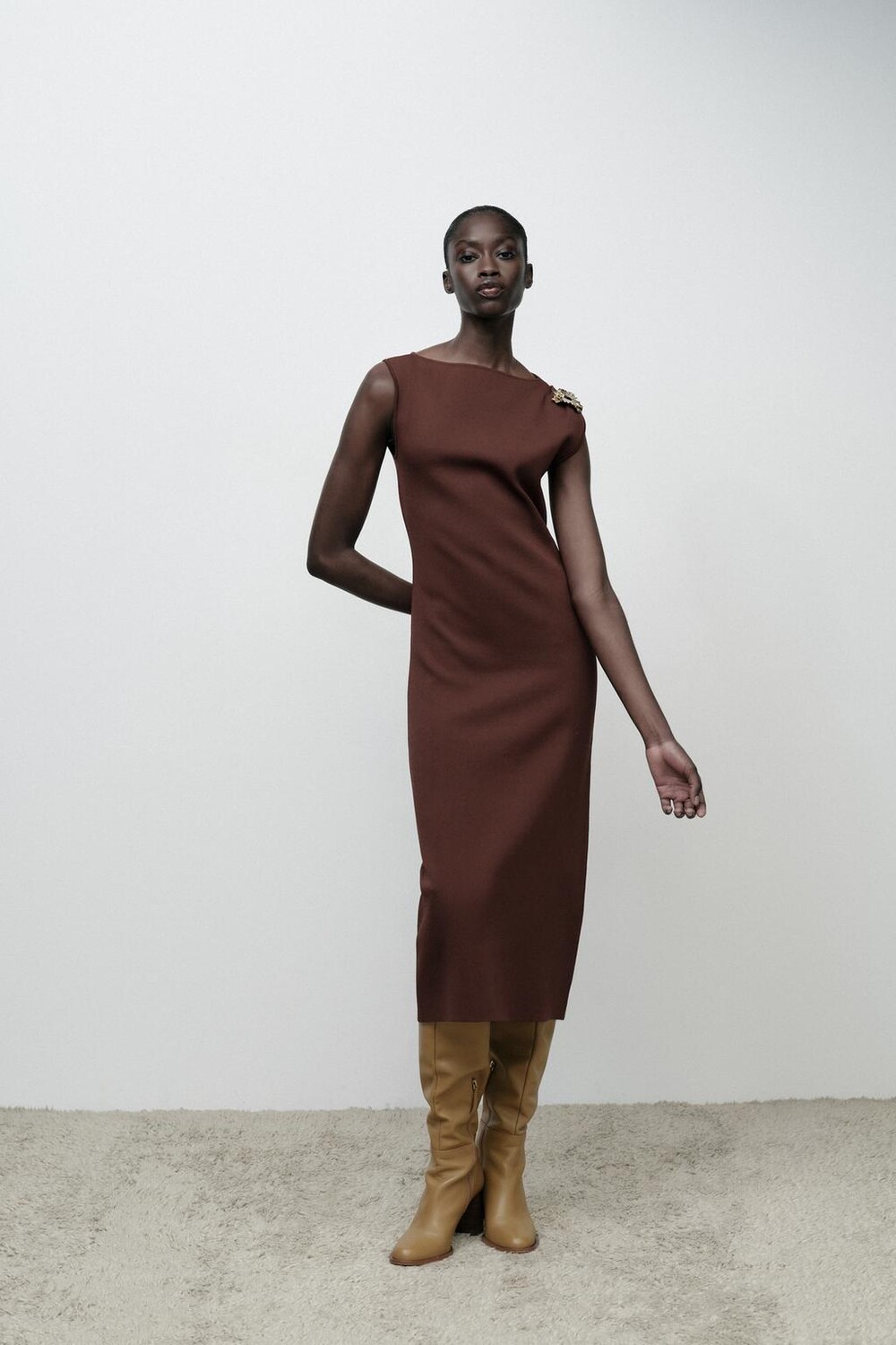 

Вязаное миди-платье с золотой аппликацией ZARA, коричневый