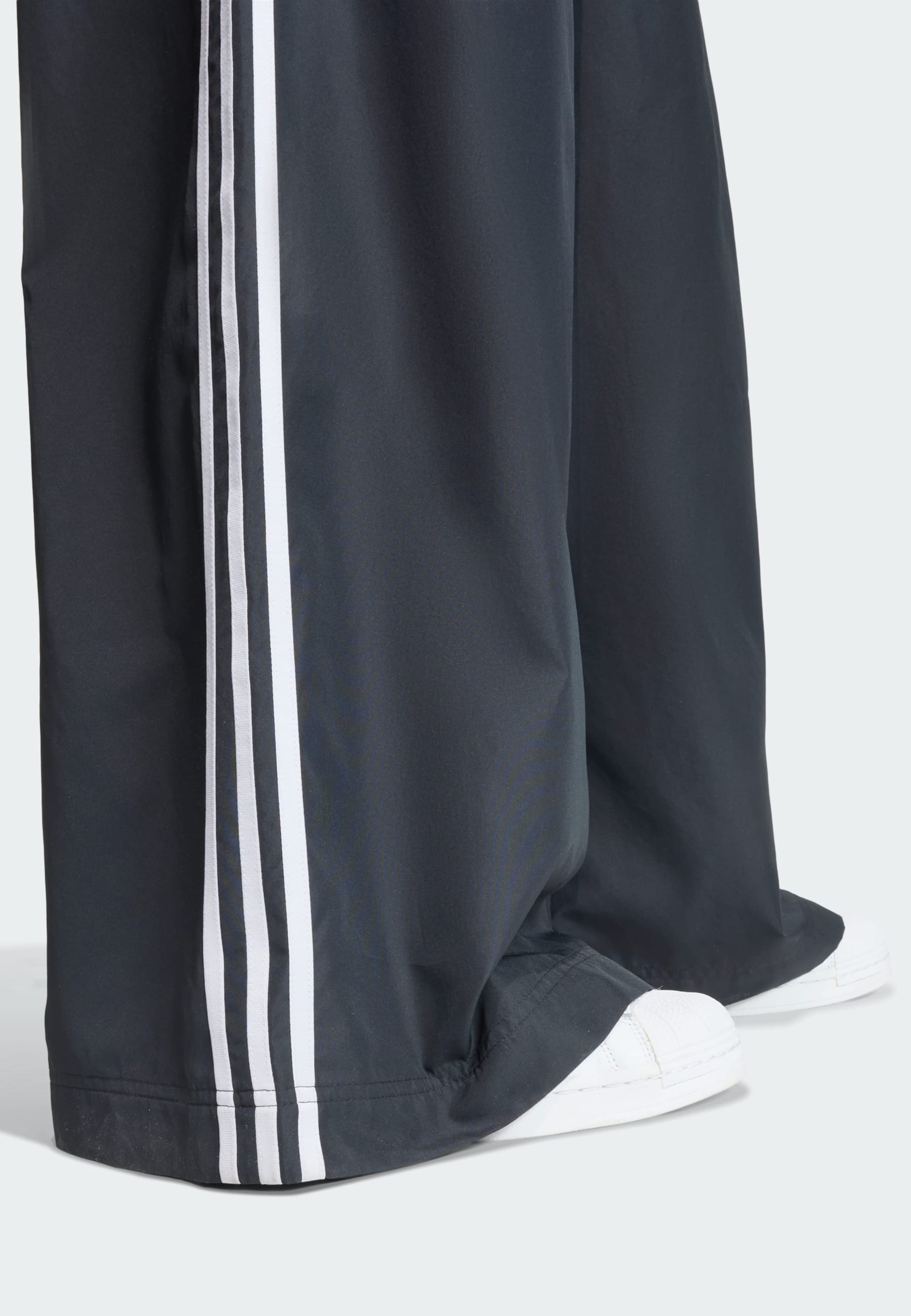 Adidas Originals Широкие брюки 'Firebird Adilenium' в черном цвете — фото 4