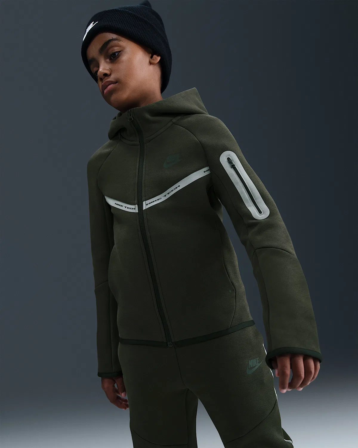 Детская худи на молнии с отражающими элементами Nike Sportswear Tech Fleece, Sequoia/Black/Black — фото 3