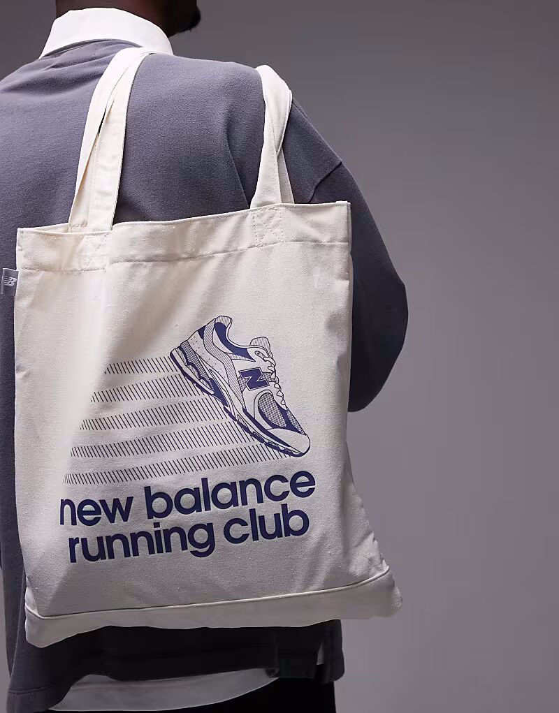 

Сумка-тоут New Balance с графическим принтом «Running Club» из парусины