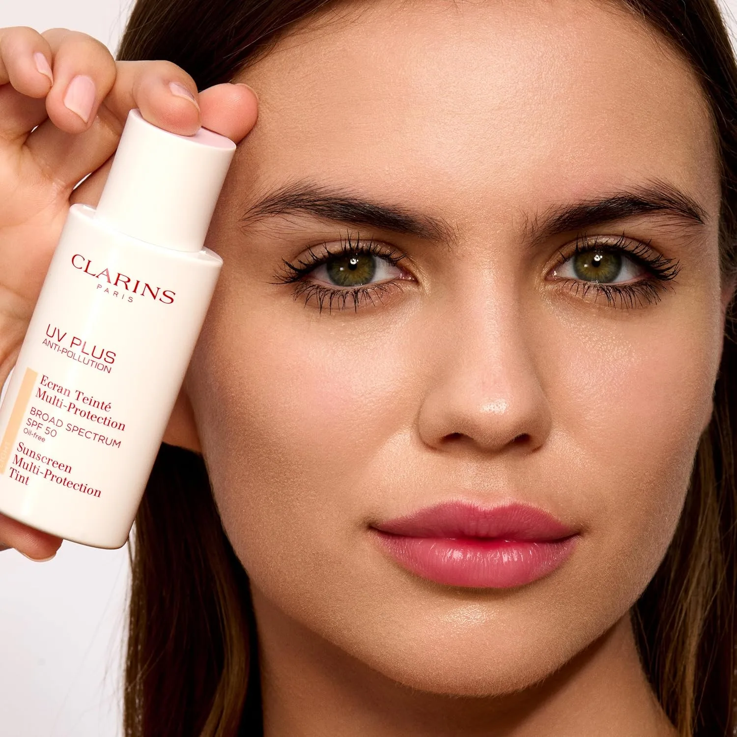 Clarins UV Plus Anti-Pollution, тонирующий солнцезащитный крем для лица широкого спектра SPF 50, легкий, без масла, тройная защита от UVA/UVB лучей, свободных радикалов и загрязнений, Light — фото 4
