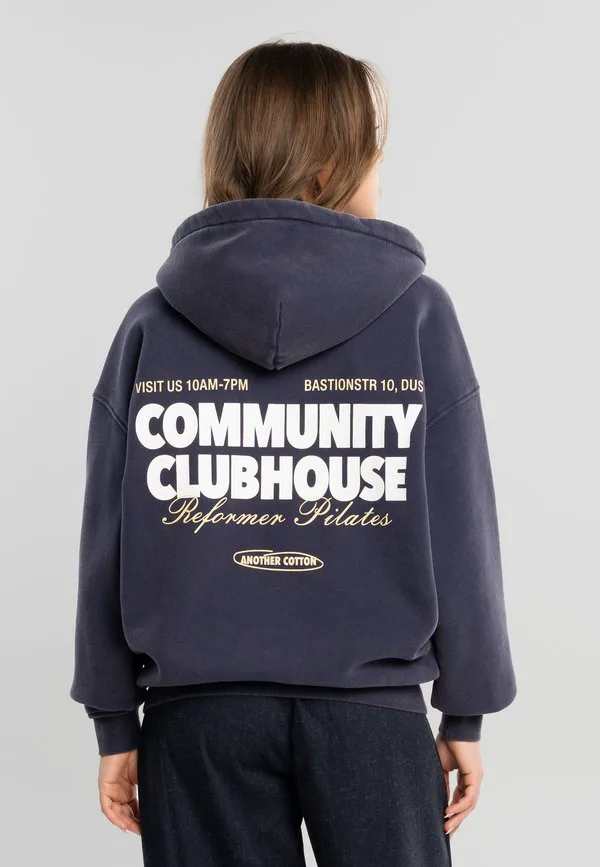 

Свитшот на молнии с надписью «community clubhouse» Another Cotton Lab, Washed Navy Blue, Серый, Свитшот на молнии с надписью «community clubhouse» Another Cotton Lab, Washed Navy Blue
