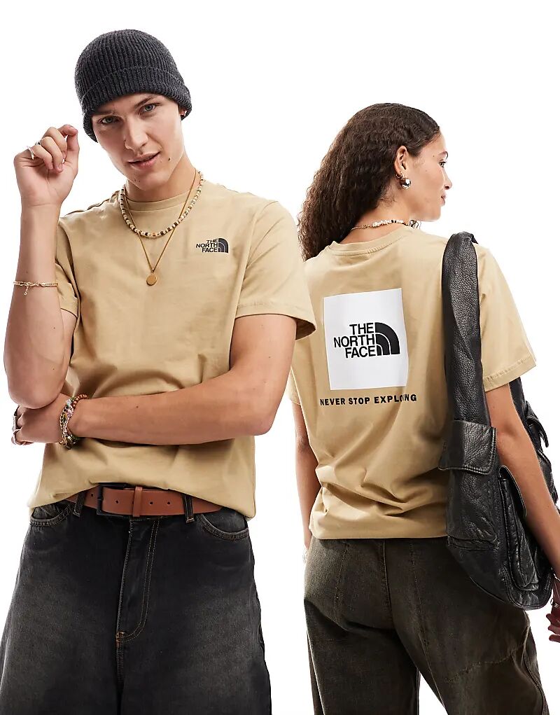 

The North Face – NSE Box – Футболка бежевого цвета с принтом на спине