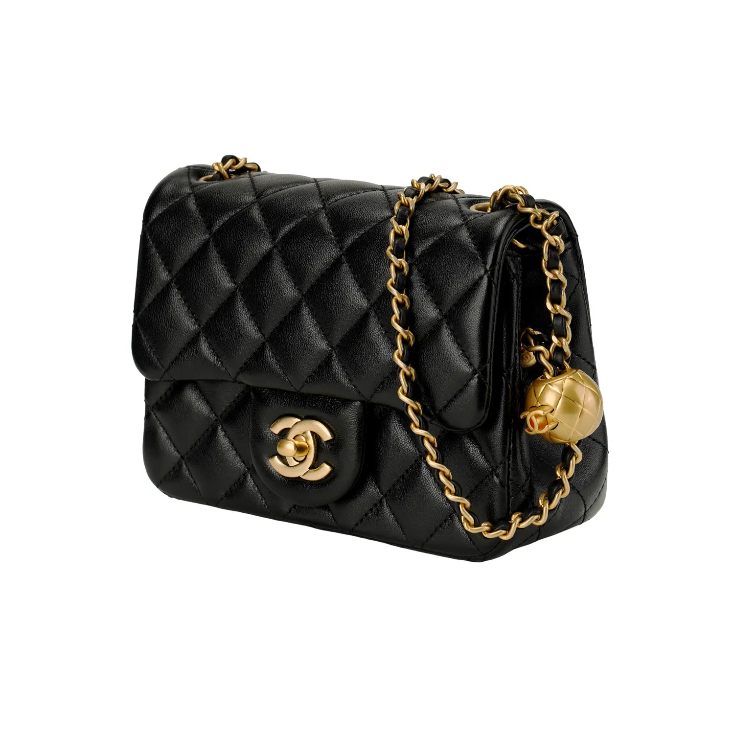 CHANEL Чёрная мини-сумка-флаг с золотым шаром из блестящей овчины — фото 4