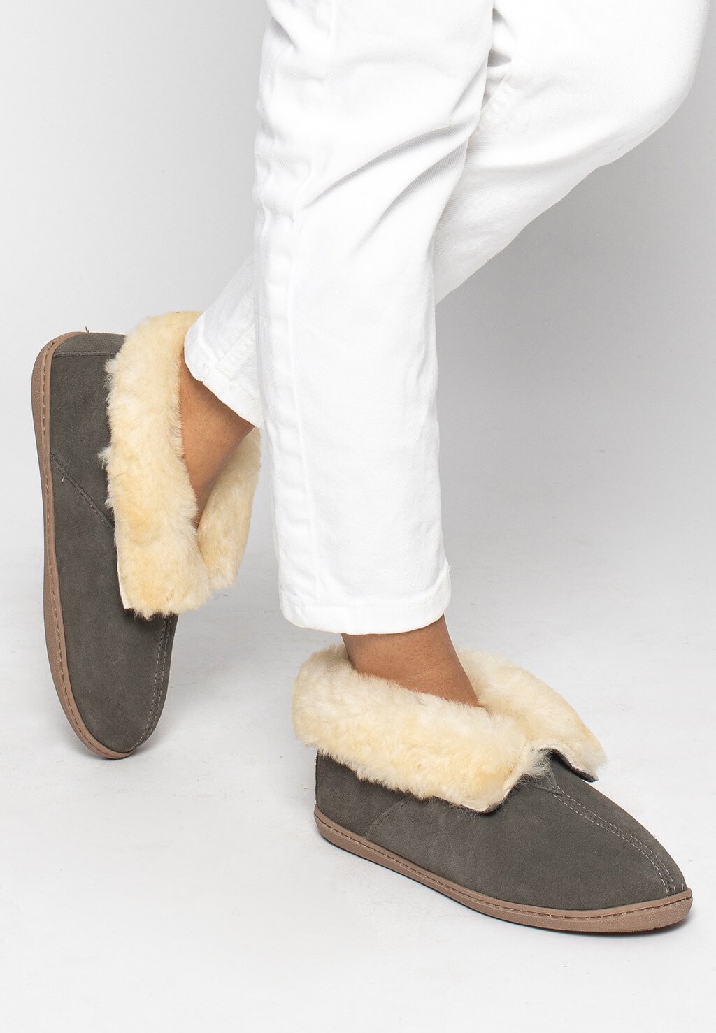 

Тапочки SHEEPSKIN ANKLE BOOT Minnetonka, цвет grey