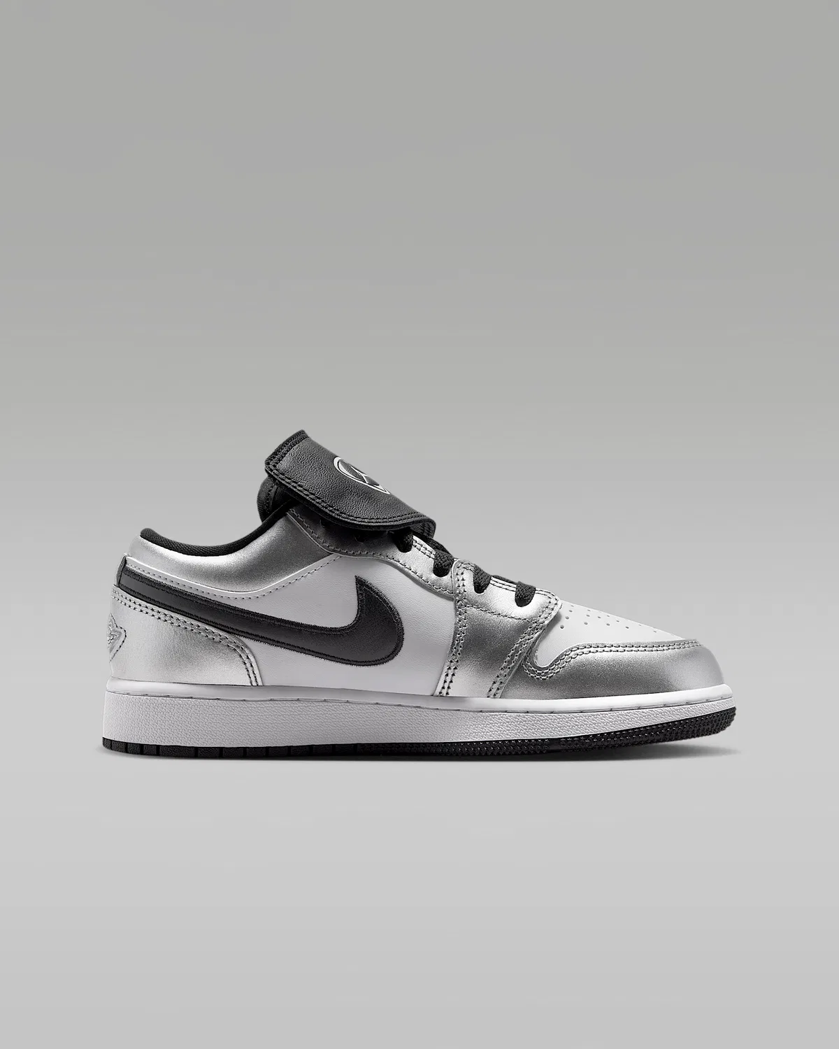 Кроссовки Big Kids' Air Jordan 1 Low SE, White/White/Metallic Silver/Black — фото 3