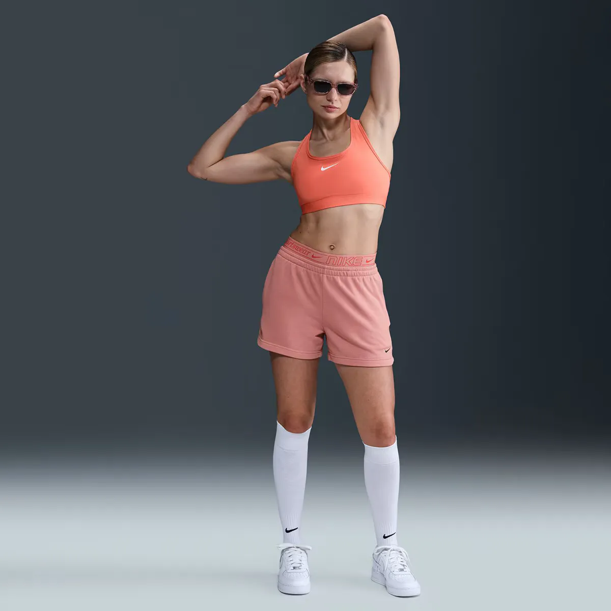 

Шорты женские Chill Terry French Terry 4 дюйма от Nike, красный