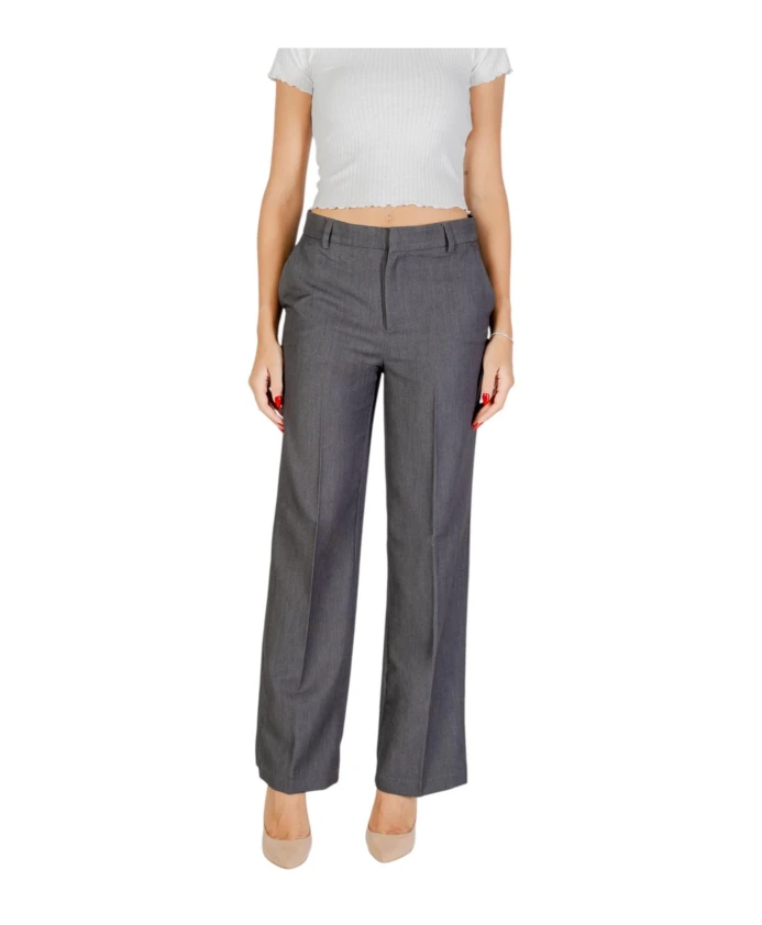 

Брюки с застежкой-молнией, планкой на пуговицах и передними карманами. Only, серый