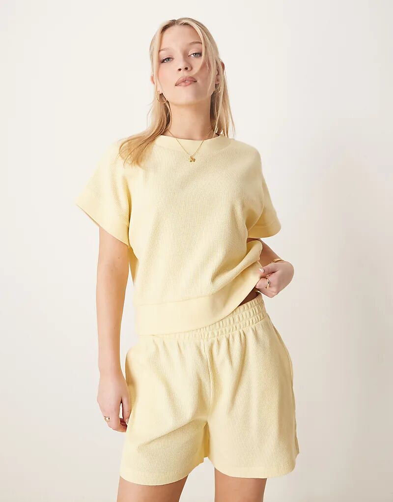 

Футболка ASOS DESIGN с объемным рубчиком и вафельным узором лимонного цвета