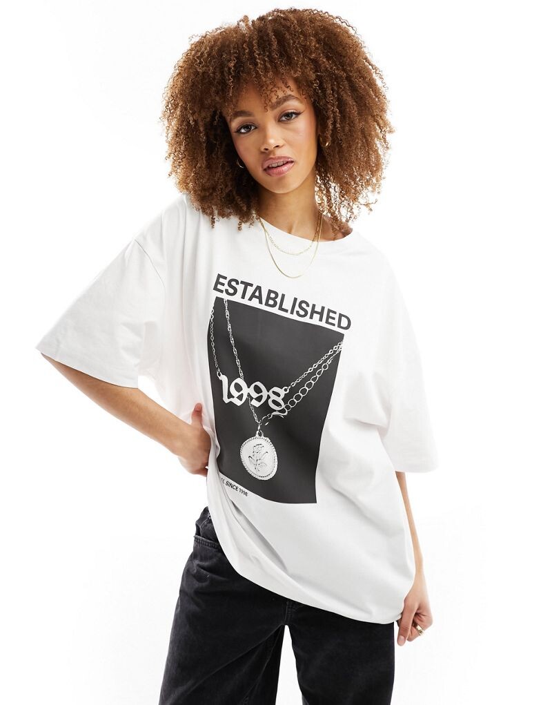 

Белая футболка бойфренда со знаменитым рисунком цепочек ASOS DESIGN
