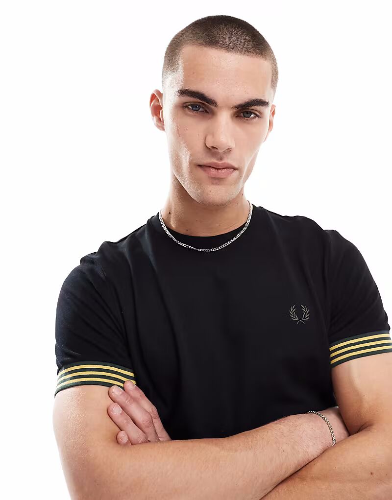 

Футболка Fred Perry свободного кроя черного цвета с полосатыми манжетами на рукавах