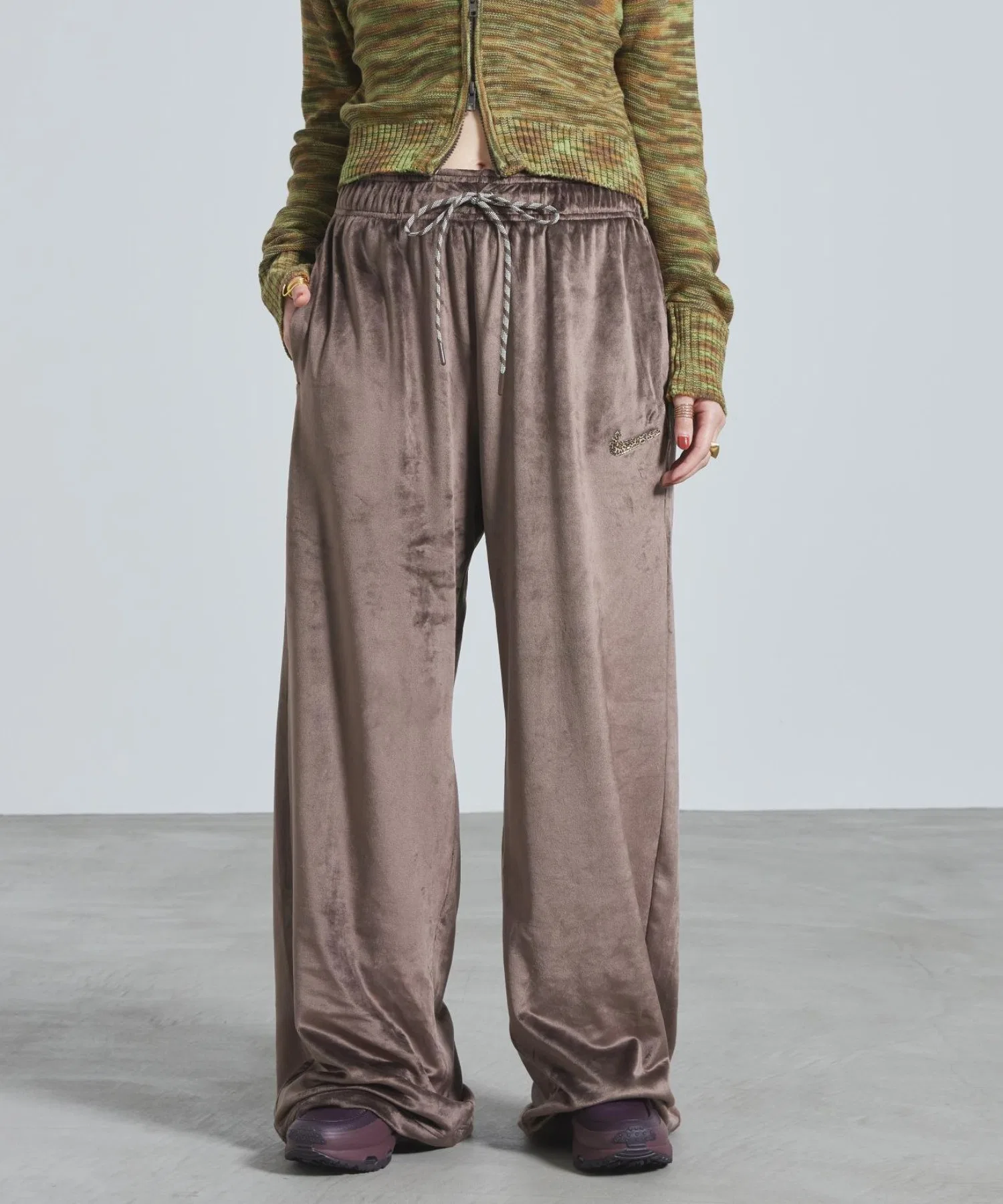 Женские велюровые брюки с высокой талией NIKE широкие Baroque Brown — фото 2