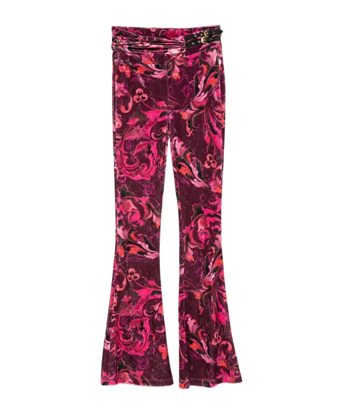 

Фарфоровые брюки в стиле барокко, выставленные на всеобщее обозрение. Versace Jeans Couture, красный