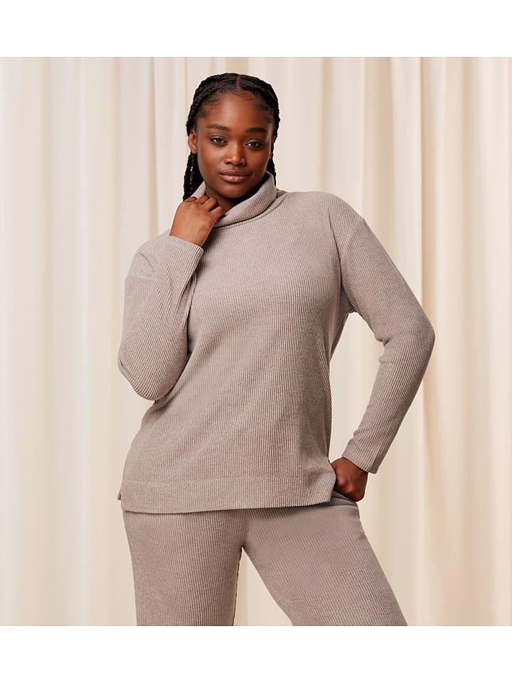 

Triumph Бежевый свитер с высоким воротником