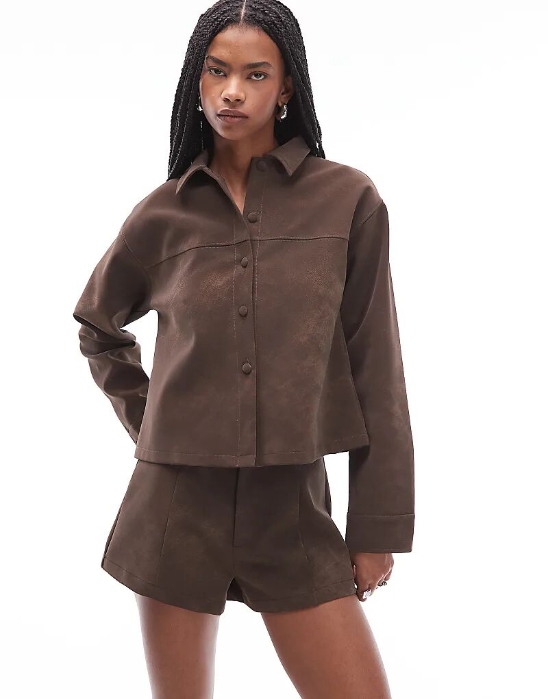 

Короткие шорты шоколадного цвета из фактурной кожи ASOS DESIGN с эффектом «микс и подбор» и декоративными швами