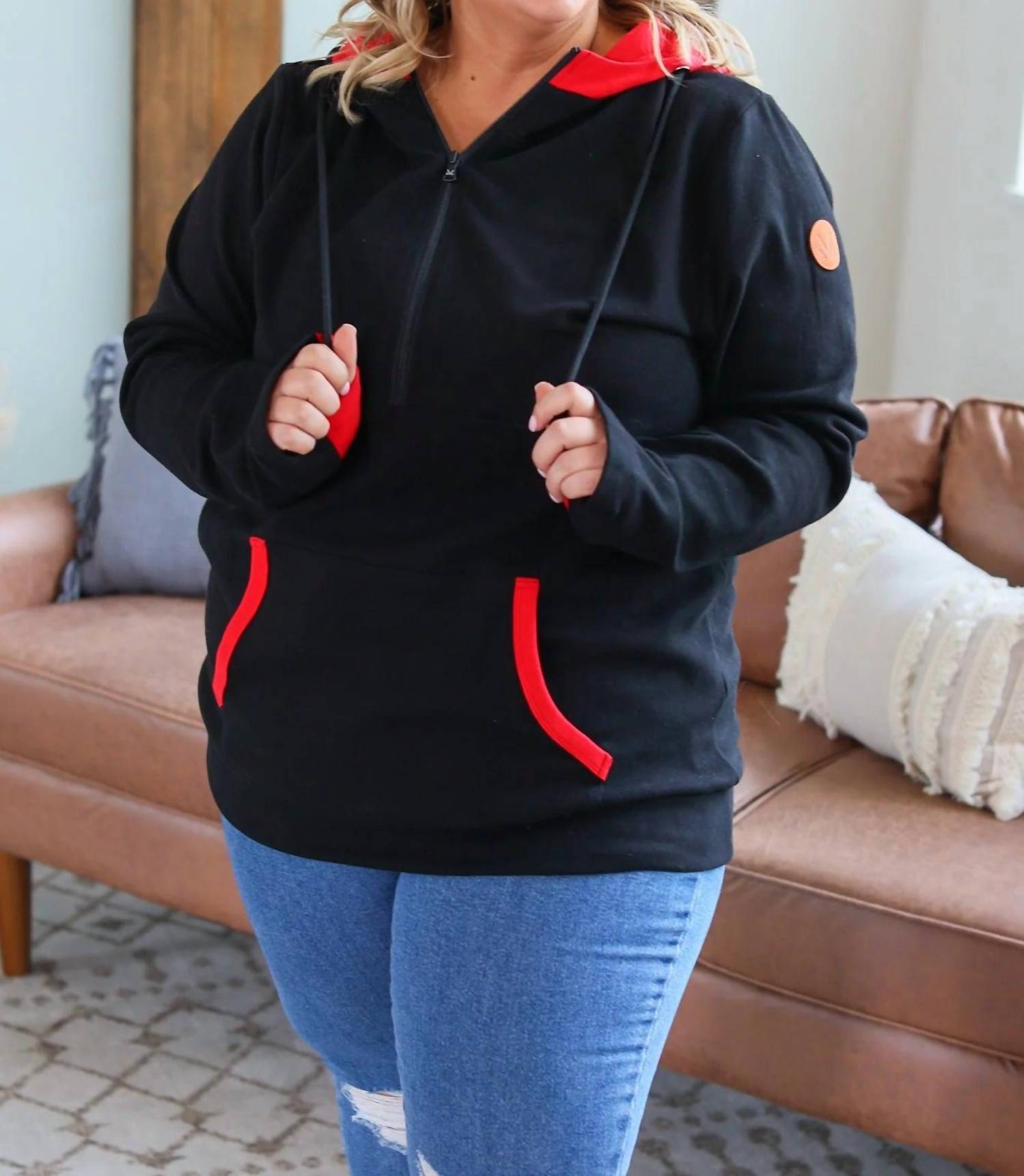 

Толстовка Avery Accent Half Zip в черном/красном цвете Michelle Mae