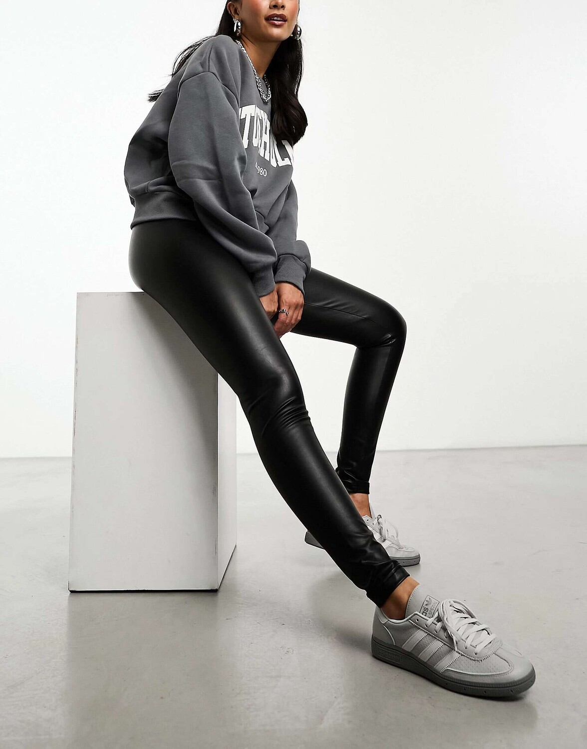 

Черные кожаные леггинсы Vero Moda