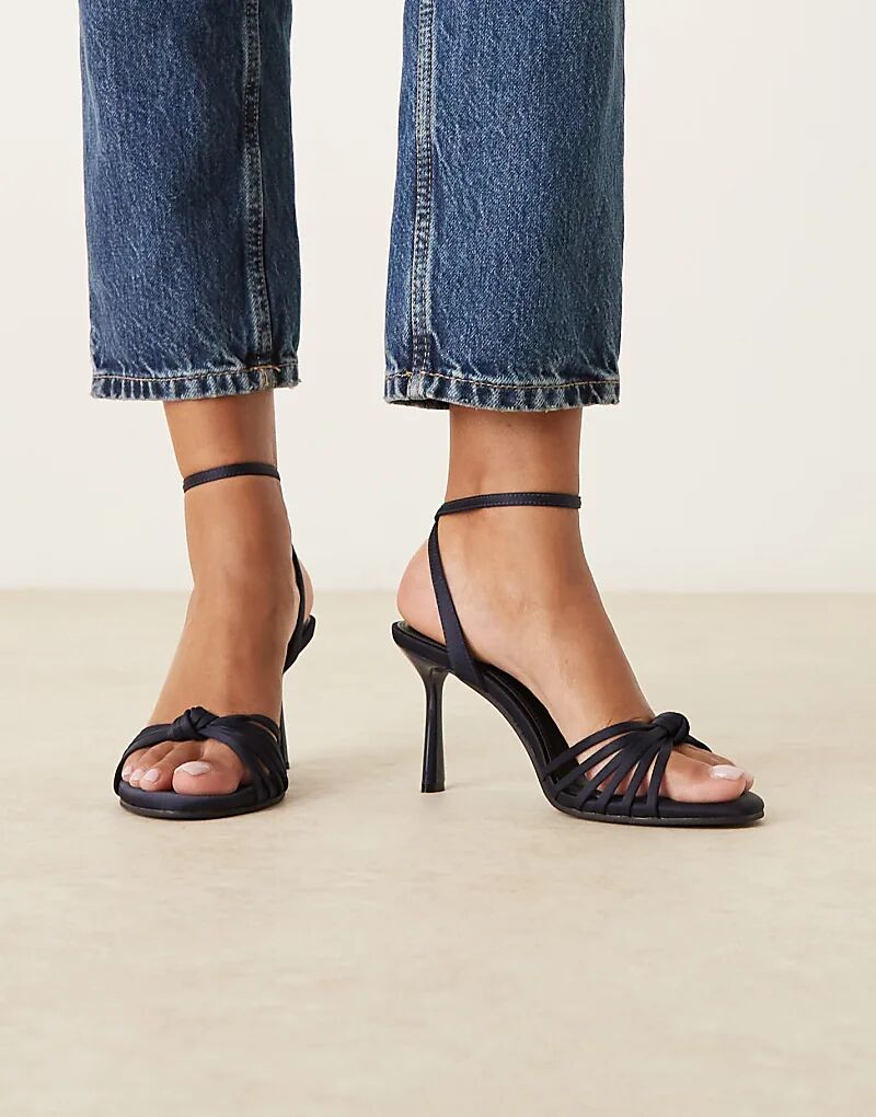Босоножки ASOS DESIGN Hero на среднем каблуке с узлом из темно-синего атласа — фото 4