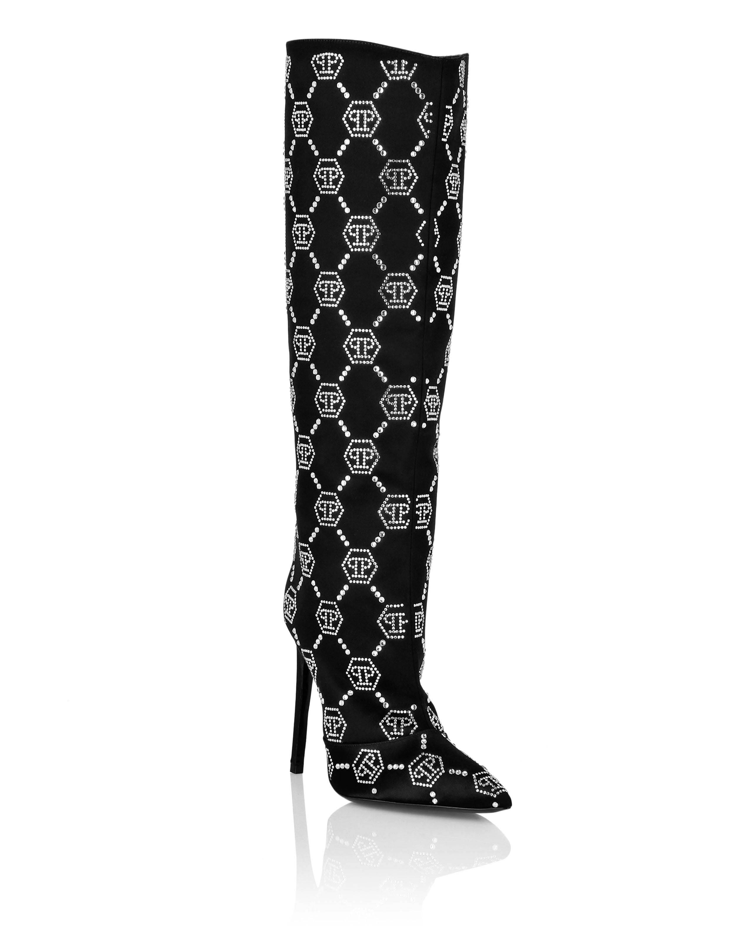 Сатиновые ботфорты на высоком каблуке с отделкой стразами Monogram PHILIPP PLEIN, черный