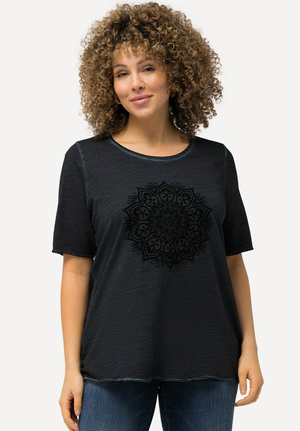 

Футболка с принтом FLOCKED MANDALA SHORT SLEEVE Ulla Popken, черный